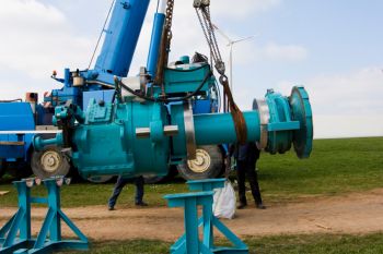 turbine generator on crane